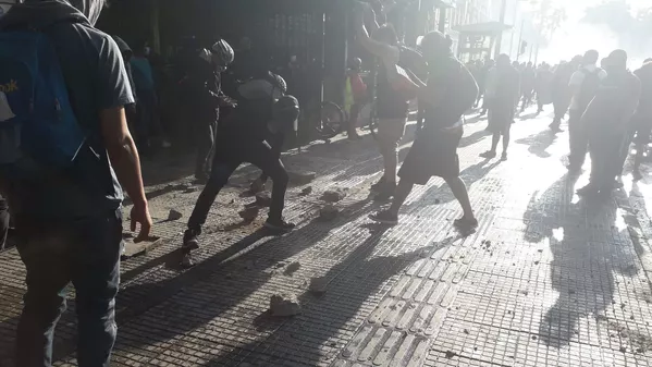 Carabineros reprimen a miles de chilenos que marchan exigiendo la renuncia de Piñera Carabineros reprimen a miles de chilenos que marchan exigiendo la renuncia de Piñera - Sputnik Mundo