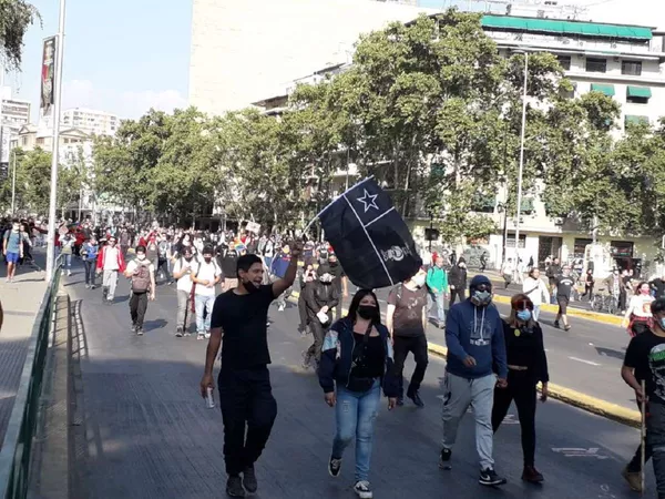 Carabineros reprimen a miles de chilenos que marchan exigiendo la renuncia de Piñera Carabineros reprimen a miles de chilenos que marchan exigiendo la renuncia de Piñera - Sputnik Mundo