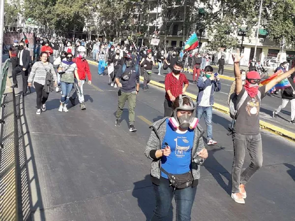 Carabineros reprimen a miles de chilenos que marchan exigiendo la renuncia de Piñera