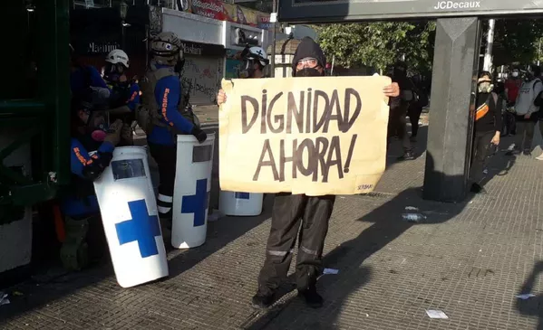 Carabineros reprimen a miles de chilenos que marchan exigiendo la renuncia de Piñera Carabineros reprimen a miles de chilenos que marchan exigiendo la renuncia de Piñera - Sputnik Mundo