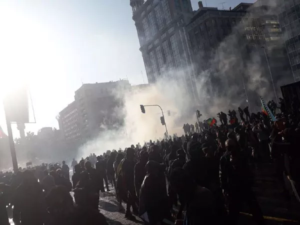 Carabineros reprimen a miles de chilenos que marchan exigiendo la renuncia de Piñera Carabineros reprimen a miles de chilenos que marchan exigiendo la renuncia de Piñera - Sputnik Mundo