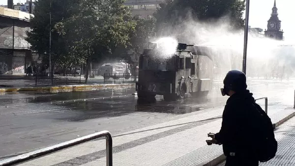 Carabineros reprimen a miles de chilenos que marchan exigiendo la renuncia de Piñera