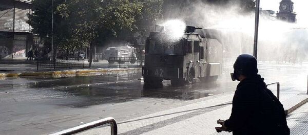 Carabineros reprimen a miles de chilenos que marchan exigiendo la renuncia de Piñera - Sputnik Mundo