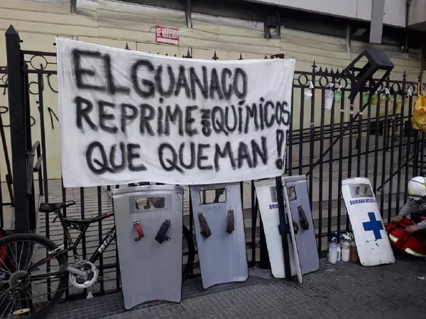 Carabineros reprimen a miles de chilenos que marchan exigiendo la renuncia de Piñera Carabineros reprimen a miles de chilenos que marchan exigiendo la renuncia de Piñera - Sputnik Mundo