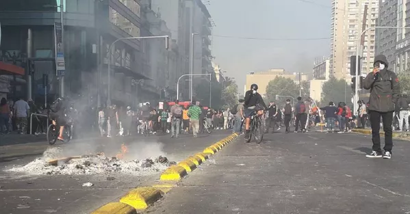 Carabineros reprimen a miles de chilenos que marchan exigiendo la renuncia de Piñera Carabineros reprimen a miles de chilenos que marchan exigiendo la renuncia de Piñera - Sputnik Mundo