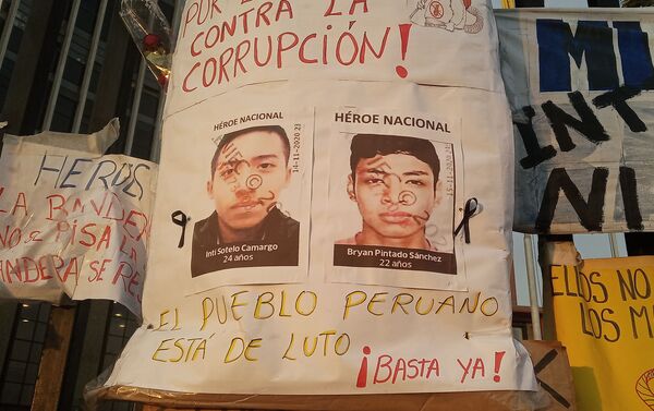 Memorial en honor a Inti Sotelo y Jack Bryan Pintado, asesinados el 14 de noviembre durante la represión policial. - Sputnik Mundo