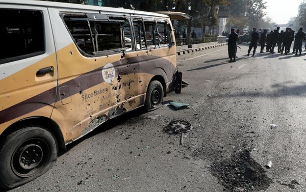 Agentes de Policía patrullando las zonas de Kabul tras el ataque con cohetes  - Sputnik Mundo