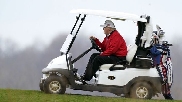 El presidente de EEUU, Donald Trump, en el club de golf Trump National Golf Club El presidente de EEUU, Donald Trump, en el club de golf Trump National Golf Club - Sputnik Mundo