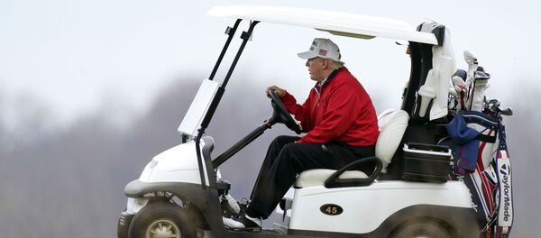 El presidente de EEUU, Donald Trump, en el club de golf Trump National Golf Club El presidente de EEUU, Donald Trump, en el club de golf Trump National Golf Club - Sputnik Mundo