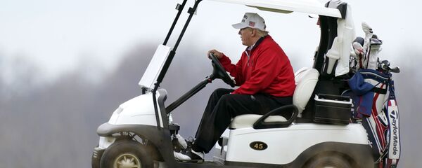 El presidente de EEUU, Donald Trump, en el club de golf Trump National Golf Club - Sputnik Mundo