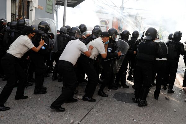 Manifestantes se apoderan e incendian el Congreso de Guatemala | Fotos, vídeos - Sputnik Mundo
