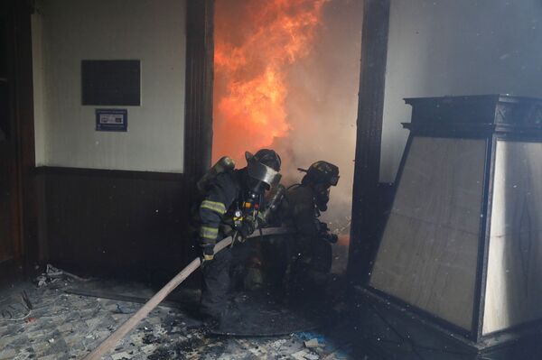 Manifestantes se apoderan e incendian el Congreso de Guatemala | Fotos, vídeos - Sputnik Mundo