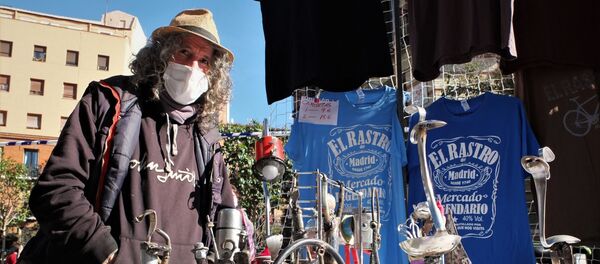 Pedro 'Recicletas' en su puesto del Rastro de Madrid - Sputnik Mundo