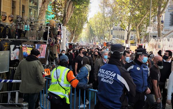 La calle Ribera de Curtidores, en Madrid, el primer domingo de la vuelta del Rastro - Sputnik Mundo