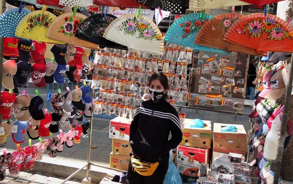 Diana Casado, tendera del Rastro de Madrid, en su puesto de 'souvenirs' - Sputnik Mundo