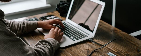 Una computadora plegable (imagen referencial) - Sputnik Mundo