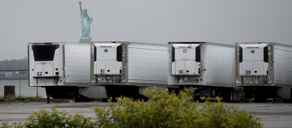 Camiones refrigerados que funcionan como morgues temporales en Brooklyn, Nueva York (archivo) Camiones refrigerados que funcionan como morgues temporales en Brooklyn, Nueva York (archivo) - Sputnik Mundo