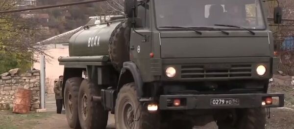 Las fuerzas de paz de Rusia reparten agua y materiales de construcción en Nagorno Karabaj Las fuerzas de paz de Rusia reparten agua y materiales de construcción en Nagorno Karabaj - Sputnik Mundo