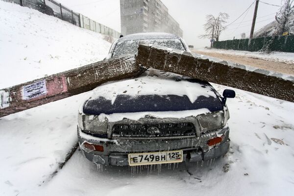 Un ciclón de nieve y una lluvia de hielo azotan el Lejano Oriente ruso: daños colosales

 - Sputnik Mundo