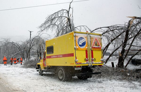 Un ciclón de nieve y una lluvia de hielo azotan el Lejano Oriente ruso: daños colosales

 - Sputnik Mundo