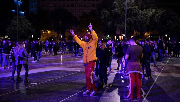 Discoteca improvisada en las calles del centro de Barcelona - Sputnik Mundo