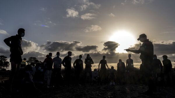 Migrantes de Marruecos son detenidos por la Policía española tras llegar a la costa de las Islas Canarias. 16 de octubre de 2020. - Sputnik Mundo