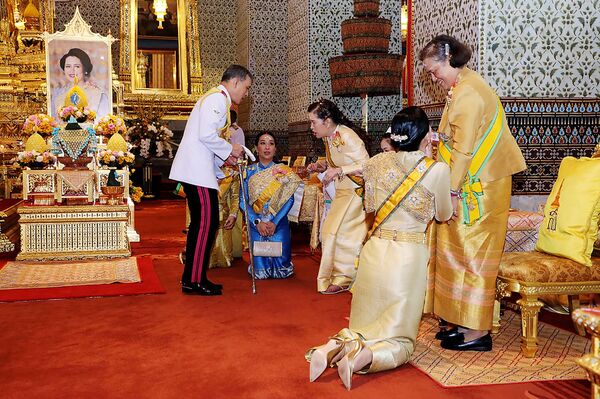 Una impactante foto de la escolta de la reina de Tailandia indigna a los internautas Una impactante foto de la escolta de la reina de Tailandia indigna a los internautas - Sputnik Mundo