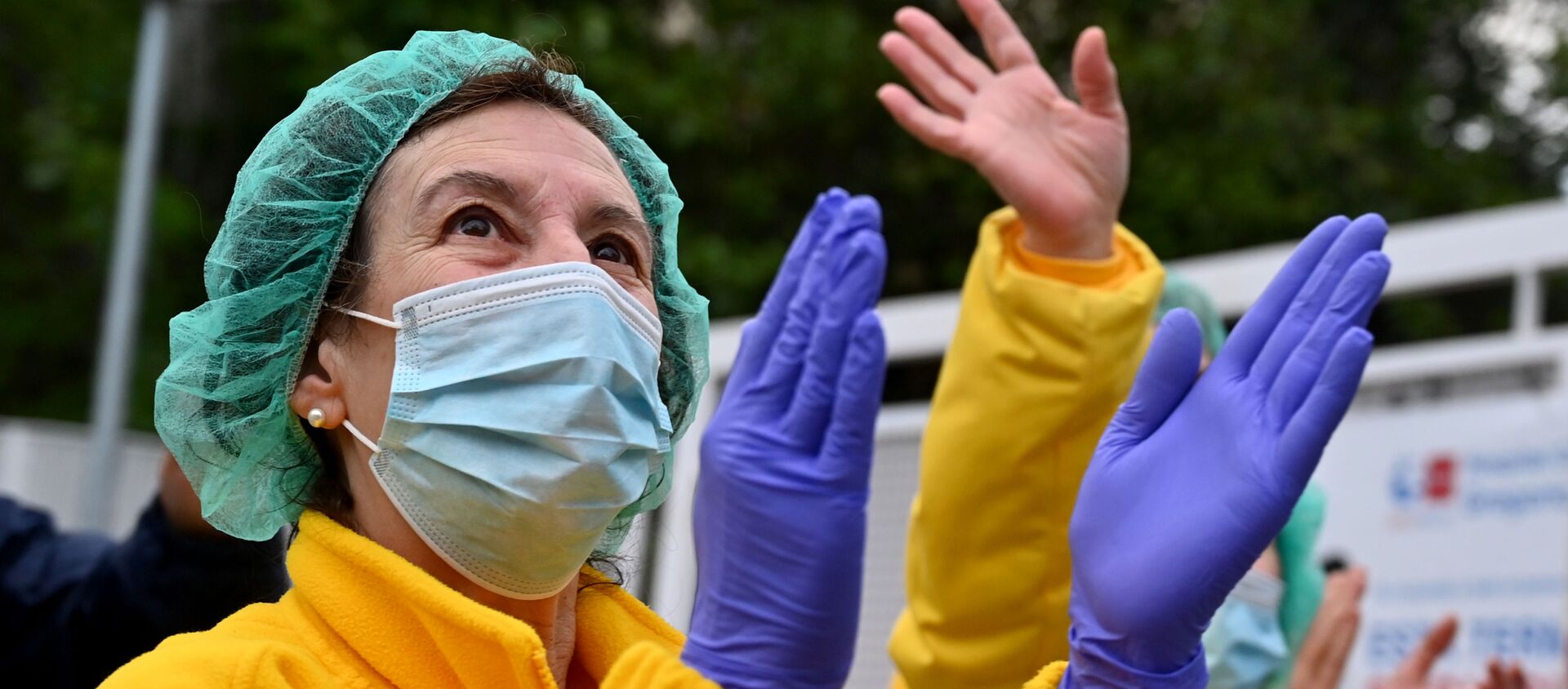 Enfermera aplaudiendo en una protesta frente al Hospital Gregorio Marañón (Madrid) - Sputnik Mundo, 1920, 23.11.2020