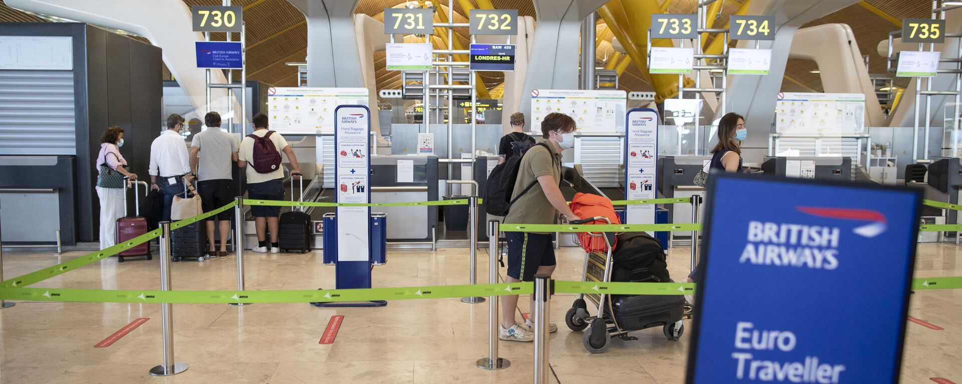 Pasajeros hacen cola en un mostrador de facturación de British Airways en el aeropuerto internacional Adolfo Suárez-Barajas. - Sputnik Mundo, 1920, 25.02.2021