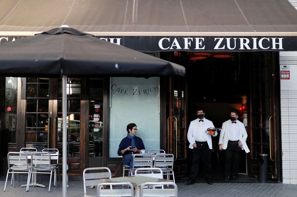 Un 70% de bares y restaurantes de Barcelona reabre tras 40 días de cierre | Fotos Un 70% de bares y restaurantes de Barcelona reabre tras 40 días de cierre | Fotos - Sputnik Mundo