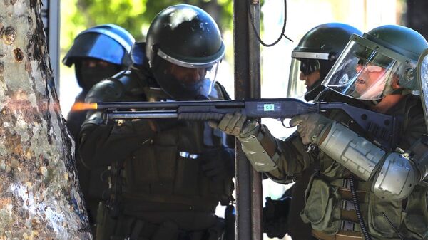 Carabineros disparando - Sputnik Mundo