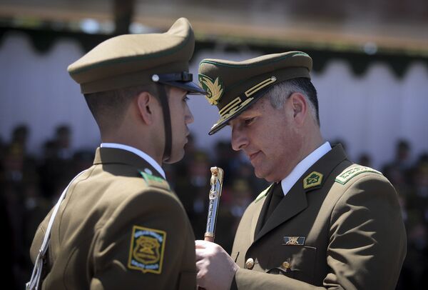 Cambio de comando en Carabineros: crónica de una renuncia tardía Cambio de comando en Carabineros: crónica de una renuncia tardía - Sputnik Mundo