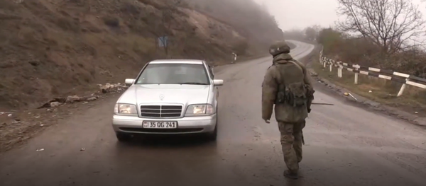 Pacificadores rusos inspeccionan los coches en un puesto de control cerca de Shusha - Sputnik Mundo