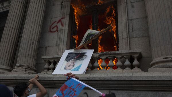 Manifestantes lanzan retratos de congresistas durante las protestas en el Congreso de Guatemala en noviembre de 2020 - Sputnik Mundo