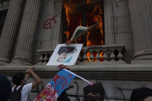 Manifestantes lanzan retratos de congresistas durante las protestas en el Congreso de Guatemala en noviembre de 2020 Manifestantes lanzan retratos de congresistas durante las protestas en el Congreso de Guatemala en noviembre de 2020 - Sputnik Mundo