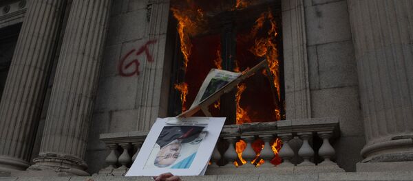 Manifestantes lanzan retratos de congresistas durante las protestas en el Congreso de Guatemala en noviembre de 2020 Manifestantes lanzan retratos de congresistas durante las protestas en el Congreso de Guatemala en noviembre de 2020 - Sputnik Mundo