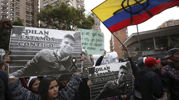 Jóvenes manifestándose por el joven Dilan Cruz en Colombia en 2019 - Sputnik Mundo