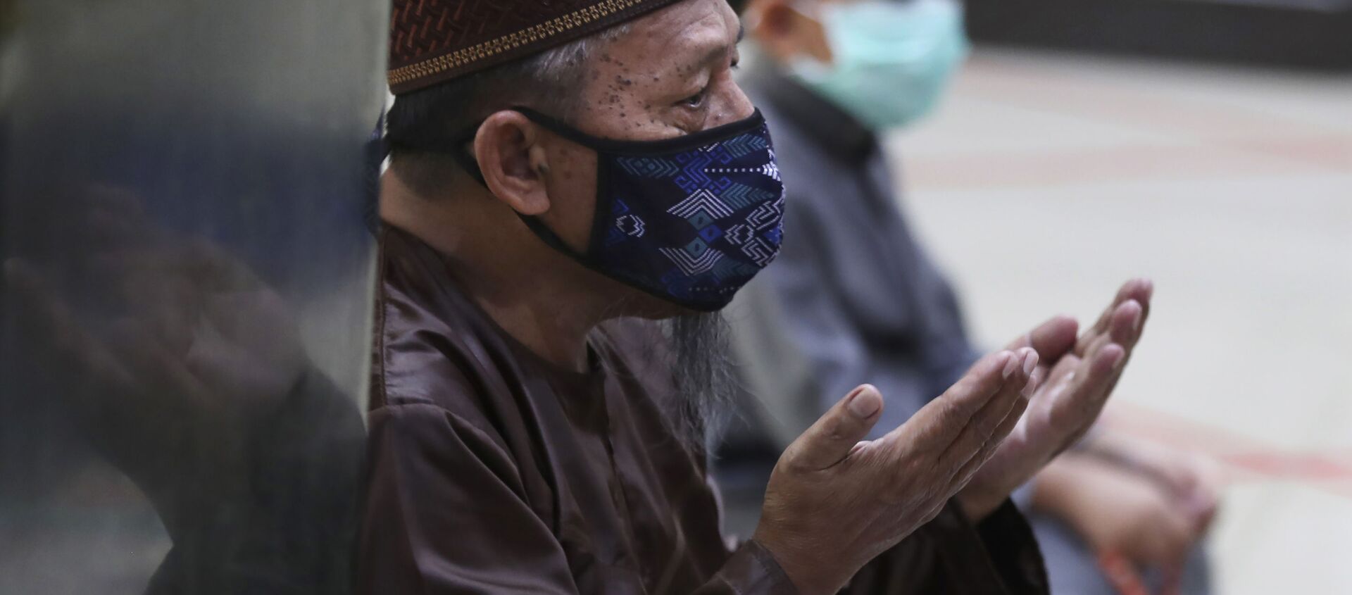 Un musulmán indonesio reza en una mezquita en las cercanías de Yakarta - Sputnik Mundo, 1920, 20.01.2021