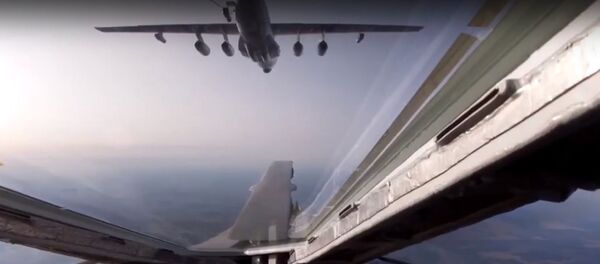 Los 'cisnes blancos' y los Il-78 vuelan a tan solo 30 metros de distancia - Sputnik Mundo