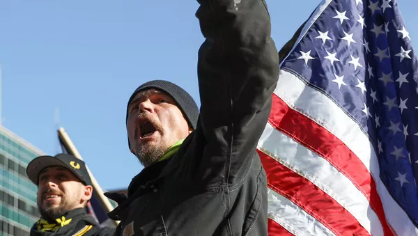 Un hombre con la bandera de EEUU - Sputnik Mundo