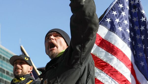 Un hombre con la bandera de EEUU - Sputnik Mundo