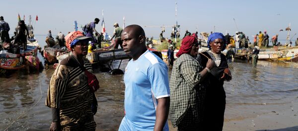 Un pescador africano que planea ir a las Islas Canarias, España - Sputnik Mundo