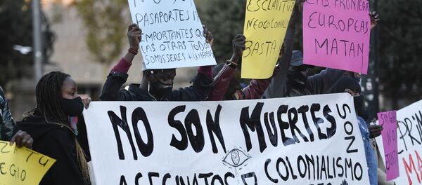 Manifestación en Barcelona por las recientes muertes de inmigrantes que intentaban llegar a las Islas Canarias. 21 de noviembre de 2020. - Sputnik Mundo