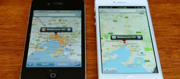 Unos teléfonos iPhone con la aplicación Google Maps - Sputnik Mundo
