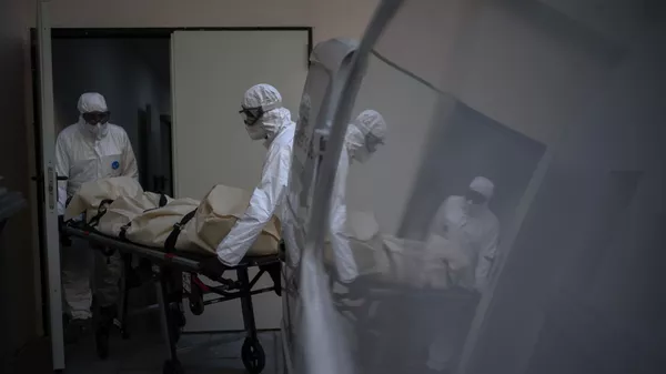 Trabajadores de una morgue recogen el cuerpo de una víctima de COVID-19 de un hogar de ancianos en Barcelona, ​​España. 