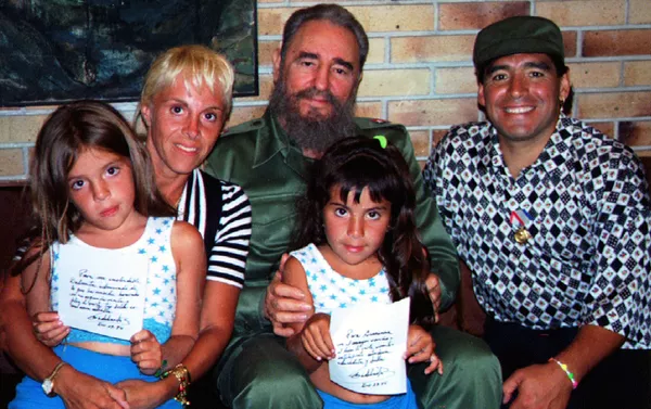 Fidel Castro y la familia de Diego Maradona Fidel Castro y la familia de Diego Maradona - Sputnik Mundo