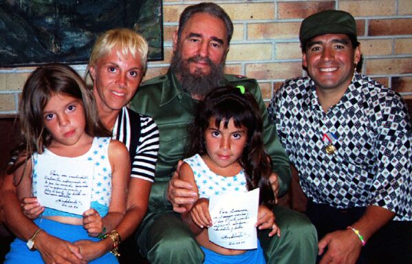 Fidel Castro y la familia de Diego Maradona - Sputnik Mundo