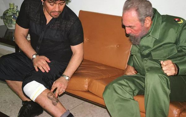Tatuaje con el rostro de Fidel Castro en la pierna zurda de Maradona Tatuaje con el rostro de Fidel Castro en la pierna zurda de Maradona - Sputnik Mundo