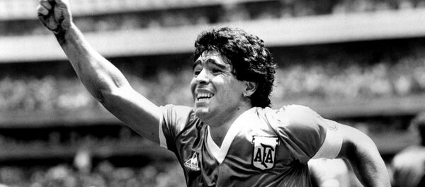 Diego Maradona tras marcar un gol en el partido con Inglaterra en el Mundial de México 1986 Diego Maradona tras marcar un gol en el partido con Inglaterra en el Mundial de México 1986 - Sputnik Mundo