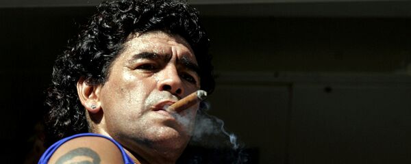 Diego Maradona fumando - Sputnik Mundo
